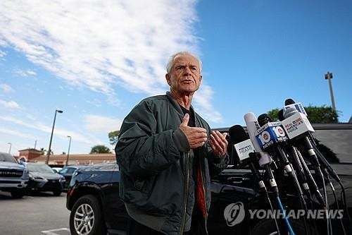 수감 전 기자들 앞에서 발언하는 나바로 전 백악관 국장 [로이터 연합뉴스 자료사진. 재판매 및 ＤB 금지]