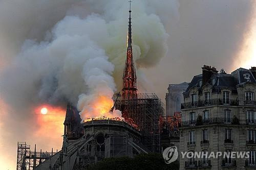 2019년 4월15일 화마에 휩싸인 노트르담 대성당 모습 [AFP 연합뉴스 자료사진. 재판매 및 DB 금지]