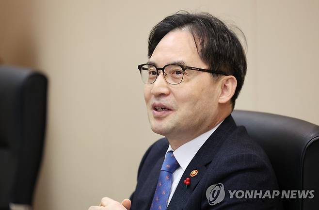 인터뷰하는 한기정 공정거래위원장 (서울=연합뉴스) 최재구 기자 = 한기정 공정거래위원장이 서울 대한상의 내 공정거래조정원에서 연합뉴스와 인터뷰를 하고 있다. 2023.1.2 jjaeck9@yna.co.kr