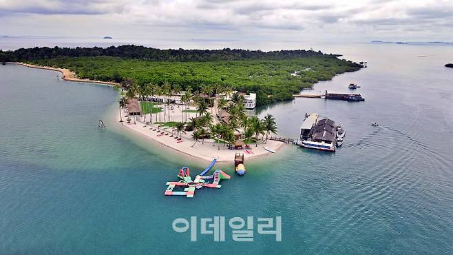 인도네시아 바탐의 부속섬인 라노에선 다양한 해양스포츠를 즐길 수 있다. 바탐 섬 남쪽 끝자락에 자리한 이 작은 섬은 보트를 타고 들어갈 수 있다. 온전한 ‘쉼’이 필요한 순간이라면 라노섬은 더할 나위 없는 완벽한 선택지다.