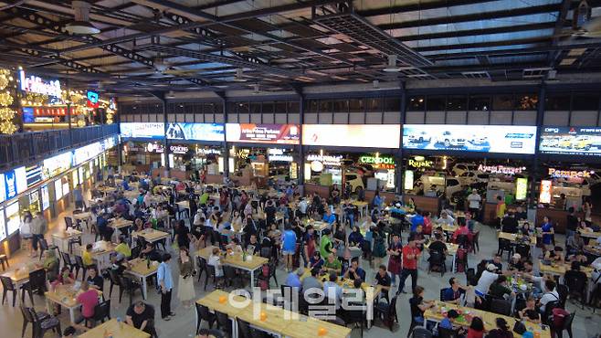 바탐의 현재를 대표하는 번화가인 나고야 타운 야시장. 쇼핑몰과 레스토랑, 은행, 호텔 등이 밀집해 있어 도시의 활기를 느낄 수 있다. 낮에는 쇼핑을 즐기고, 밤에는 화려한 야시장을 탐방하며 나고야 타운의 다양한 즐길거리에 흠뻑 빠질 수 있다.