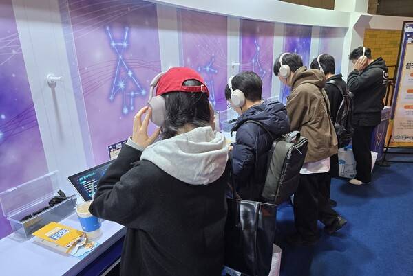 - 시아 아스텔과 에릴 라이트 BGM을 감상 중