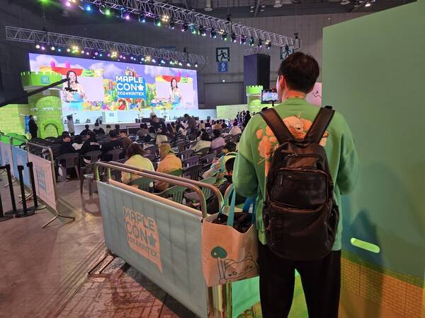 - 원더 스테이지 앞 스텔스 중인 인플루언서 세글자를 포착