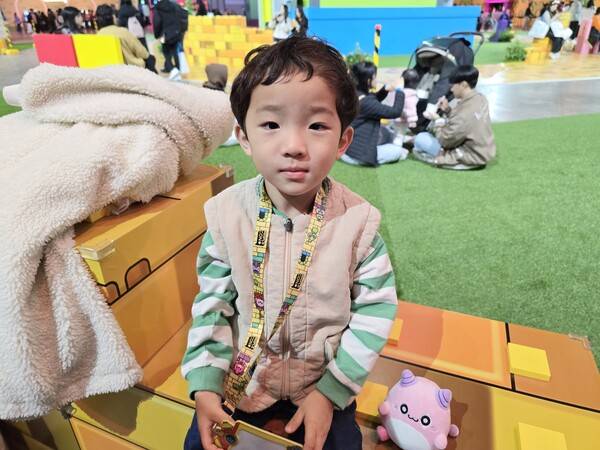 - 꼬마 용사님을 비롯 많은 이들이 근처에서 휴식을 취했다