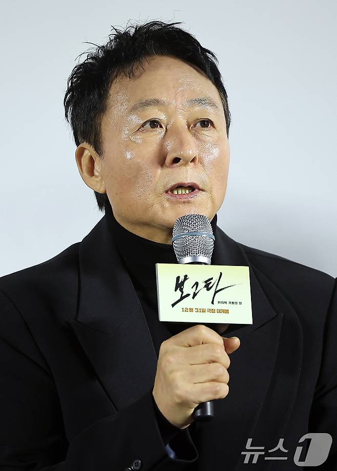 배우 김종수가 6일 서울 강남구 메가박스 코엑스에서 열린 영화 '보고타 : 마지막 기회의 땅' 제작보고회에 참석해 인사말을 하고 있다. '보고타 : 마지막 기회의 땅'은 IMF 직후, 새로운 희망을 품고 지구 반대편 콜롬비아 보고타로 향한 국희(송중기 분)가 보고타 한인 사회의 실세 수영(이희준 분), 박병장(권해효 분)과 얽히게 되면서 벌어지는 이야기를 그린 영화다. 2024.12.6/뉴스1 ⓒ News1 김진환 기자