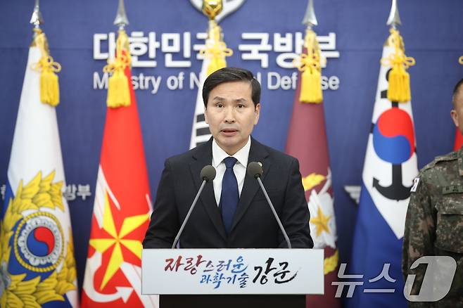 김선호 국방부 장관 직무대행이 6일 오후 서울 용산구 국방부에서 2차 계엄 의혹 관련 브리핑을 하고 있다. 2024.12.6/뉴스1 ⓒ News1 이승배 기자