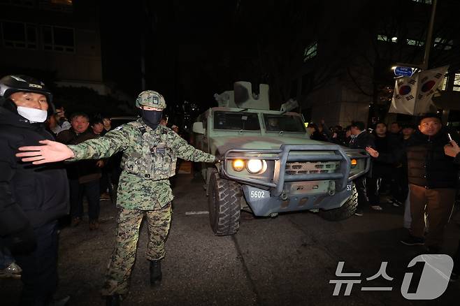 윤석열 대통령의 비상계엄 해제 요구 결의안이 국회 본회의에서 통과된 4일 새벽 서울 여의도 더불어민주당 당사 인근에 배치된 군 차량이 철수하고 있다. 2024.12.4/뉴스1 ⓒ News1 이재명 기자