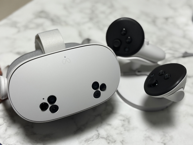 메타퀘스트3S 헤드셋과 컨트롤러/사진=황서율 기자chestnut@