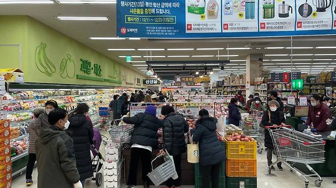 식자재왕도매마트 수원 호매실점을 찾은 소비자들이 신선 식품 코너에서 장을 보고 있는 모습. 초저가 할인과 24시간 영업으로 식당 업체뿐 아니라 일반 소비자까지 식자재 마트를 찾고 있다. /푸디스트