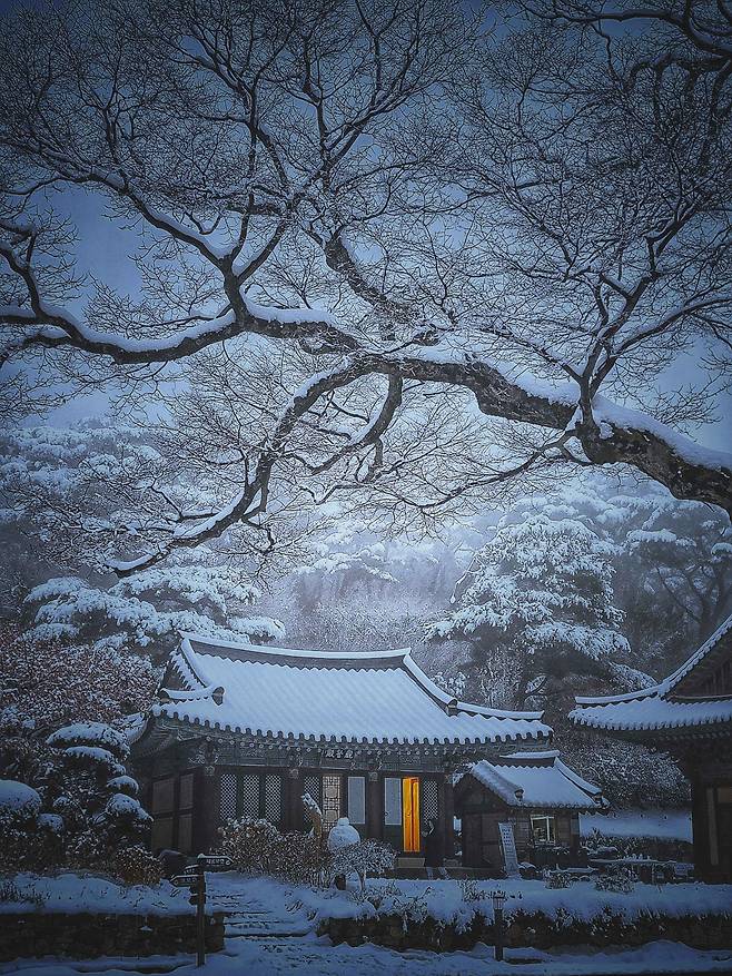 대한민국 관광공모전(사진부문) 스마트폰 부문 '금상' 수상작 강석환 작가의 '산사의 설야'. /한국관광공사