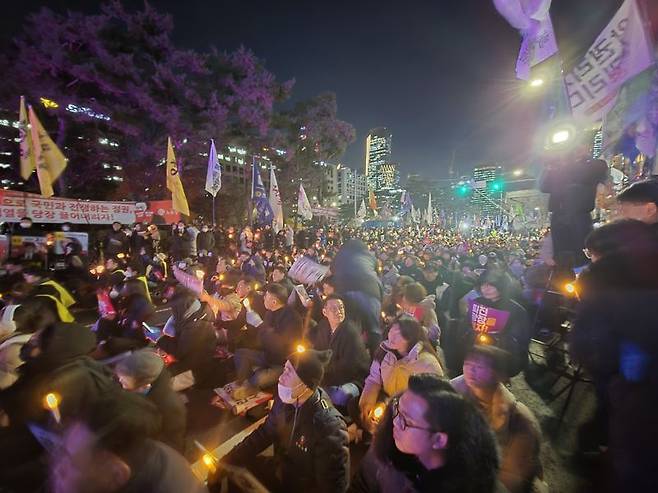 6일 서울 여의도 국회 앞 대로에서 대통령을 규탄하는 촛불집회가 열리고 있다. 사진=정경수 기자