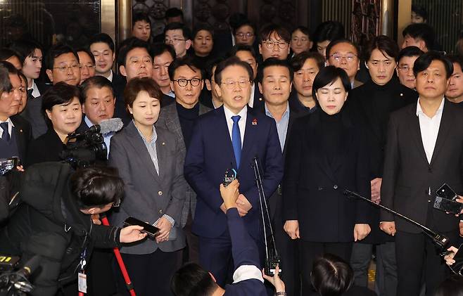 12월4일 새벽 1시1분 국회가 비상계엄 해제 요구 결의안을 가결한 뒤 이재명 더불어민주당 대표가 입장을 밝히고 있다. 연합뉴스