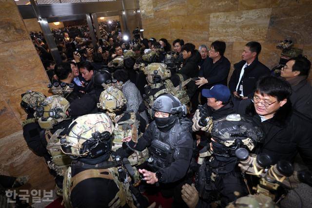 윤석열 대통령이 긴급 대국민 담화를 통해 비상계엄령을 발표한 가운데 4일 국회 내부로 진입한 계엄군이 보좌진들과 충돌하고 있다. 뉴시스