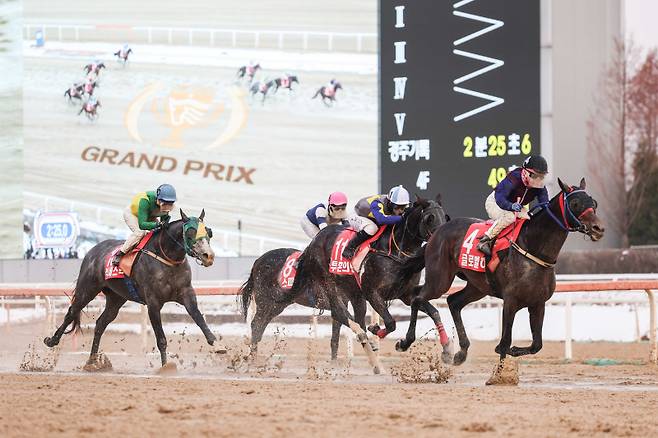 글로벌히트와 김혜선 기수가 1일 렛츠런파크 서울에서 열린 그랑프이에서 결승선을 통과하는 모습. 한국마사회