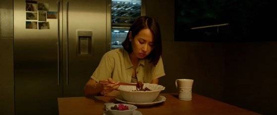 영화 '기생충'에서 배우 조여정이 '짜파구리'를 먹는 장면 출처=씨네21