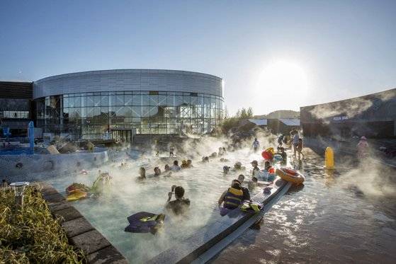 '파라다이스스파 도고' 야외 풀에서 온천을 즐기는 사람들. 사진 한국관광공사