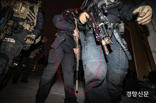 지난 4일 새벽 국회 도착한 계엄군 사이로 저격소총으로 무장한 군인이 국회 본청으로 향하고 있다(붉은색 원). 6일 곽종근 육군 특수전사령관은 국회 국방위 소속 김병주·박선원 더불어민주당 의원과 만난 자리에서  “저격수는 절대 없었다”고 강조했다. 성동훈 기자