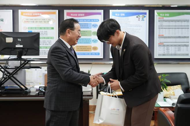 6일 오후 부산전자공고에서 하윤수 부산시교육감이 가천효행대상을 수상한 장희수군과 인사하고 있다. 부산시교육청