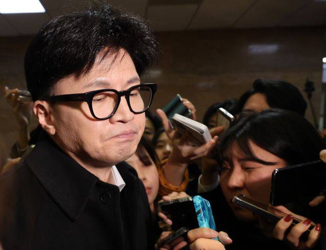 한동훈 국민의힘 대표가 6일 오전 취재진의 쏟아지는 질문을 받으며 국회를 나서고 있다. 연합뉴스