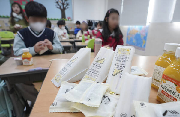 학교 비정규직 노동자들의 총파업이 시작된 6일 수원특례시의 한 초등학교에서 학생들이 빵,주스 등 대체식을 받고 있다. 홍기웅기자