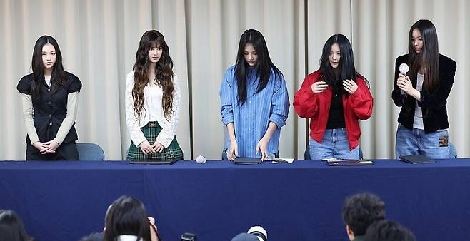 걸그룹 뉴진스가 28일 오후 서울 강남구 스페이스쉐어 삼성역센터에서 열린 전속계약 해지 관련 기자회견에 참석해 있다. / 사진=연합뉴스
