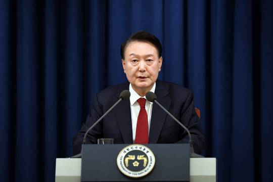 윤석열 대통령이 지난 3일 밤 서울 용산 대통령실 청사에서 긴급 대국민 특별 담화를 하고 있다. [사진= 대통령실 제공]