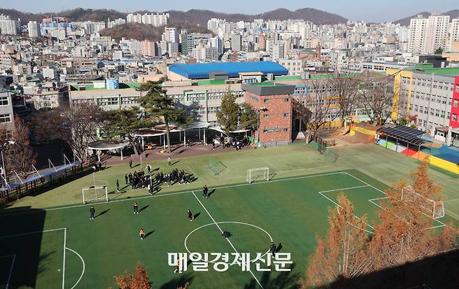 윤석열 대통령의 비상계엄 사태 이후 탄핵 정국이 심화되는 가운데 6일 윤 대통령의 모교인 서울 은평구 응암동 충암고등학교 전경.이충우기자