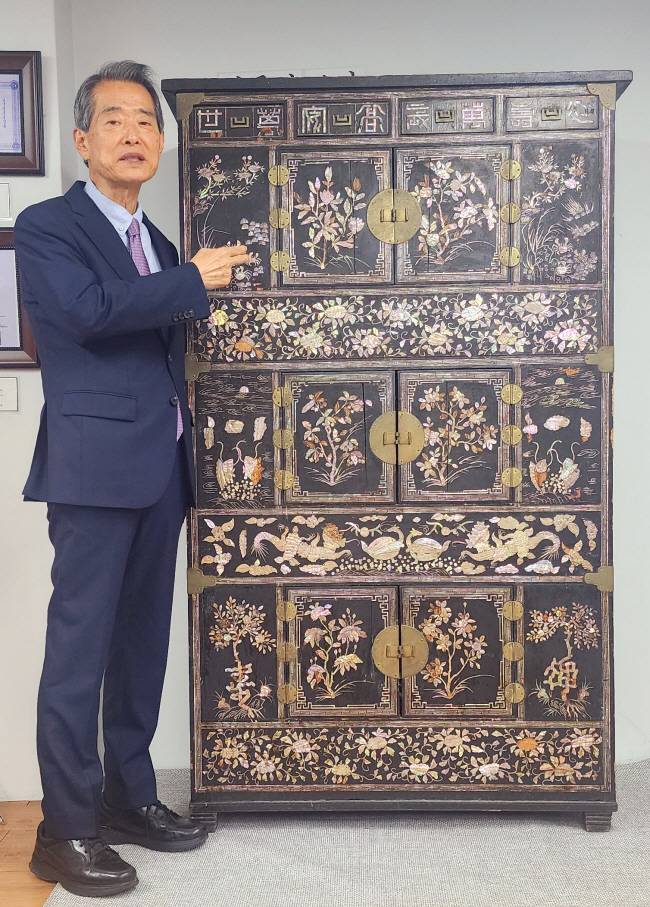 김동진 헐버트박사기념사업회 회장이 헐버트 가문이 보유해 온 3층 나전 자개장을 미국에서 한국으로 들여온 과정을 설명하고 있다.