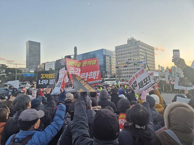 6일 오후 4시께 서울 여의도 국회 앞에 시민들이 모여 윤석열 대통령의 퇴진을 촉구하고 있다. 김도윤 기자.