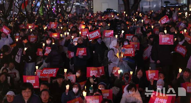 [서울=뉴시스] 김선웅 기자 = 5일 서울 종로구 세종대로에서 열린 시민촛불대회 참가자들이 윤석열 대통령 퇴진을 촉구하고 있다. 2024.12.05. mangusta@newsis.com