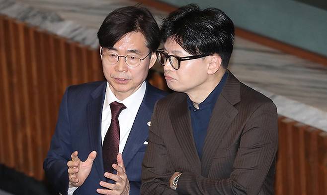 한동훈 국민의힘 대표(오른쪽)와 조경태 의원이 지난 4일 서울 여의도 국회 본회의장에서 대화하고 있다. 뉴스1