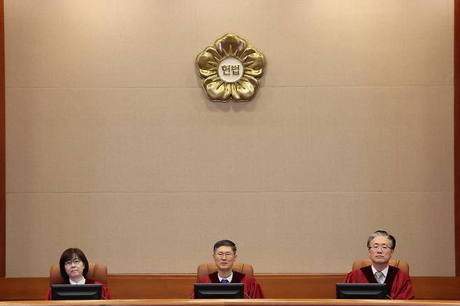 12월3일 문형배 헌법재판소장 권한대행 및 재판관들이 헌법재판소에서 열린 이진숙 방송통신위원장의 탄핵심판 2회 변론을 위해 자리에 착석해있다. ⓒ연합뉴스
