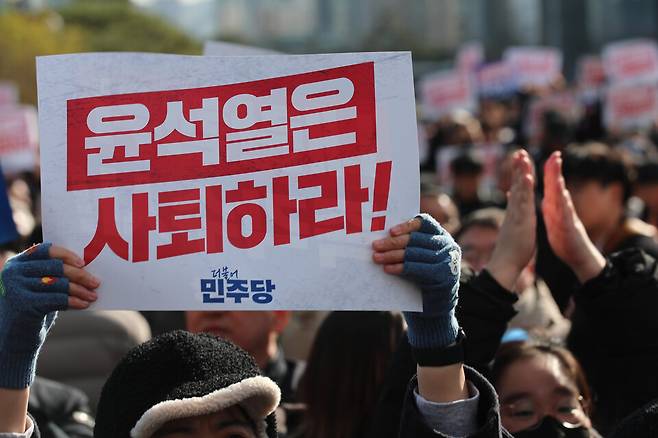4일 국회 본청 계단에서 열린 야5당 윤석열 대통령 사퇴촉구 탄핵추진 비상시국대회에서 참석자들이 윤석열사퇴를 외치고 있다. ⓒ시사저널 박은숙
