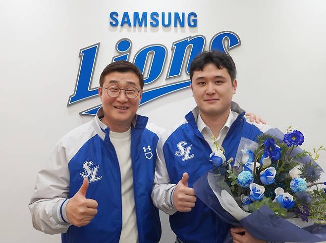 이종열(왼쪽) 삼성 라이온즈 단장과 최원태. /사진=삼성 라이온즈 제공