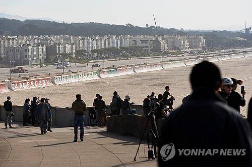 해상에서 일어난 강진 직후 미국 샌프란시스코 해변에서 바다쪽을 보고 있는 주민들 [로이터 연합뉴스]