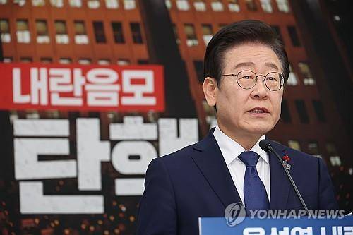 비상계엄 사태 관련 특별성명 발표하는 이재명 대표 (서울=연합뉴스) 박동주 기자 = 더불어민주당 이재명 대표가 6일 오전 서울 여의도 국회에서 비상계엄 사태 관련 특별성명을 발표하고 있다. 2024.12.6 pdj6635@yna.co.kr