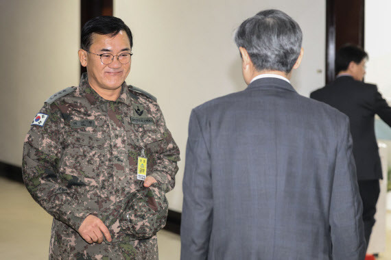 여인형 전 국군방첩사령관(왼쪽)이 7일 오전 서울 여의도 국회에서 열린 정보위원회 전체회의에서 조태용 국정원장과 인사하고 있다. (사진=국회사진기자단)