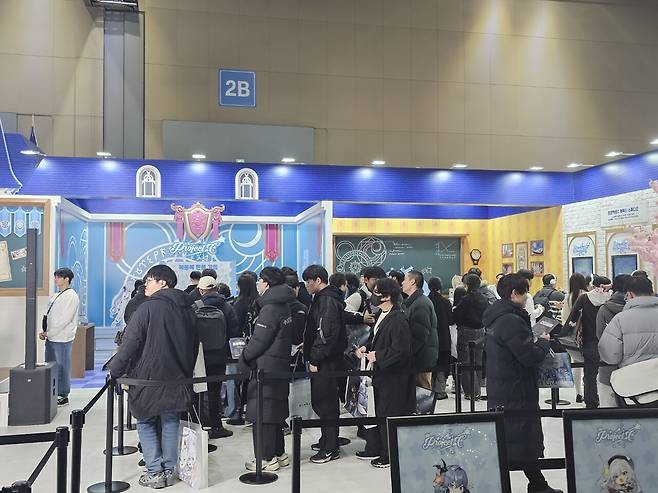 - 많은 인파로 북적북적한 부스