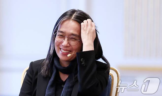 우리나라 최초, 아시아 여성 작가 중 처음으로 노벨문학상을 수상한 한강 작가가 6일(현지시간) 스톡홀름 스웨덴 아카데미(스웨덴 한림원)에서 기자회견을 하고 있다. 2024.12.6/뉴스1 ⓒ News1 박지혜 기자