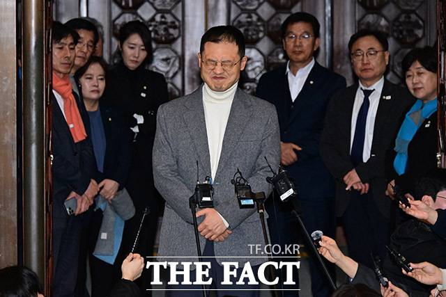 김상욱 국민의힘 의원(가운데)이 7일 오후 서울 여의도 국회 본회의장 앞에서 윤석열 대통령 탄핵안 표결을 참여한 후 입장을 밝히며 괴로운 표정으로 눈물을 흘리고 있다. /국회=남윤호 기자