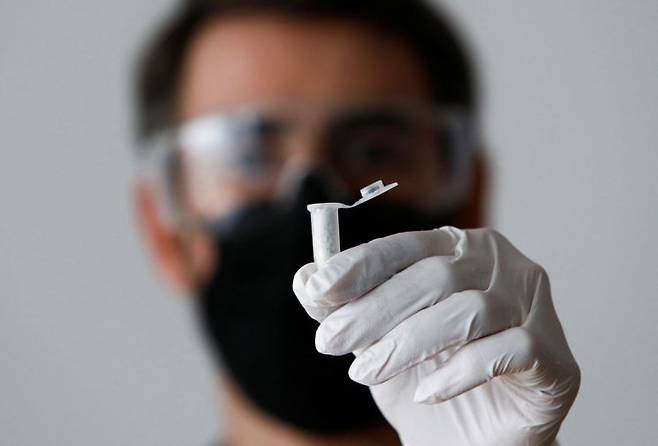 멕시코 멕시코시티에서 한 남성이 펜타닐 전구체를 들어 보고 있는 모습 로이터연합뉴스