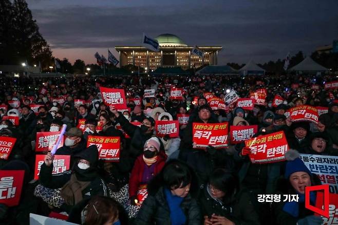 서울 여의도 국회 앞에서 시민들이 윤 대통령의 탄핵을 촉구하고 있다. 강진형 기자