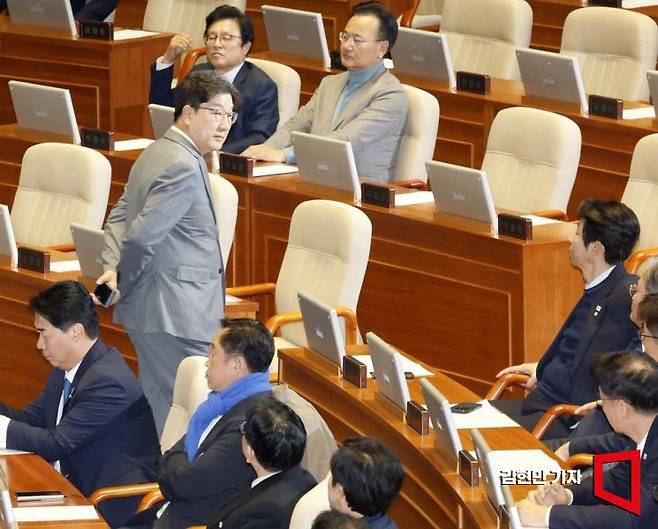 권성동 국민의힘 의원이 국회 본회의장에서 나가면서 야당 의원들을 항의를 받고 있다. 김현민 기자