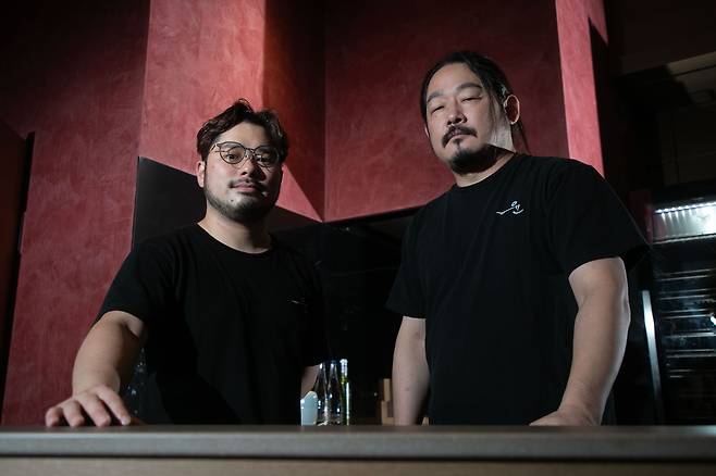 Chefs Kim Do-yun (right) and Song Hong-yun of Michelin-starred Yun Seoul in Gangnam, Seoul, during an interview with The Chosun Daily. /Jang Ryeon-sung