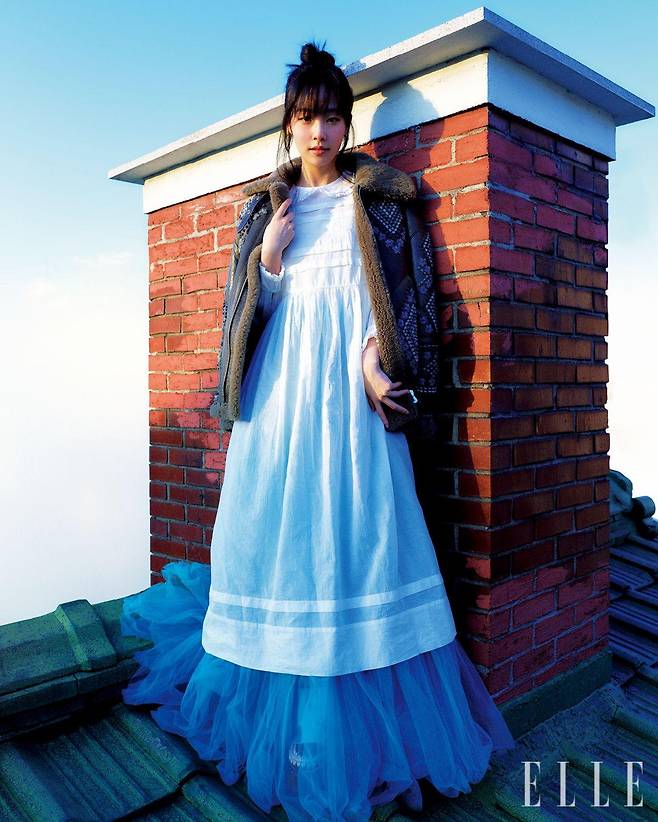 자수 장식의 시어링 아우터웨어는  Ermanno Scervino. 민트 샤 스커트는 Son Jung Wan. 라운드 칼라 원피스는 Viaplain.