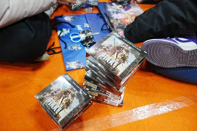 휴게소에서 니케 굿즈를 살펴보는 팬들