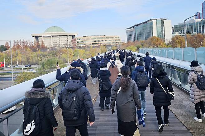 윤석열 대통령에 대한 탄핵소추안 표결일인 7일 지하철 9호선이 당산역을 무정차 통과함에 따라 2호선에서 9호선으로 환승하지 못한 시민들이 걸어서 국회 앞 탄핵 촉구 집회 장소로 이동하고 있다. 독자 하성숙 씨 제공.