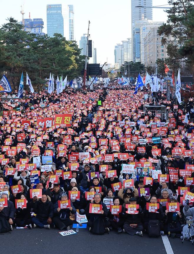 7일 오후 서울 여의도 국회 앞에서 열린 \'\'내란죄 윤석열 퇴진! 국민주권 실현! 사회대개혁! 범국민촛불대행진\'\'에서 참석자들이 거리를 가득 메우고 있다. 연합뉴스