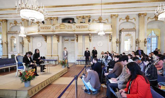 6일 스웨덴 스톡홀름 노벨상박물관에서 한강 작가 기자회견이 진행되고 있다. 스톡홀름=뉴스1