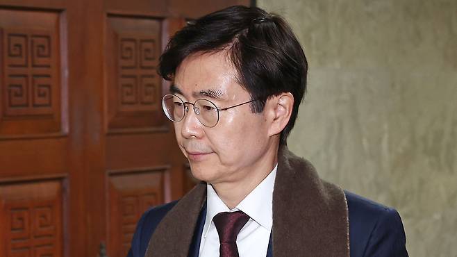 의원총회 입장하는 조경태 의원 [사진제공:연합뉴스]